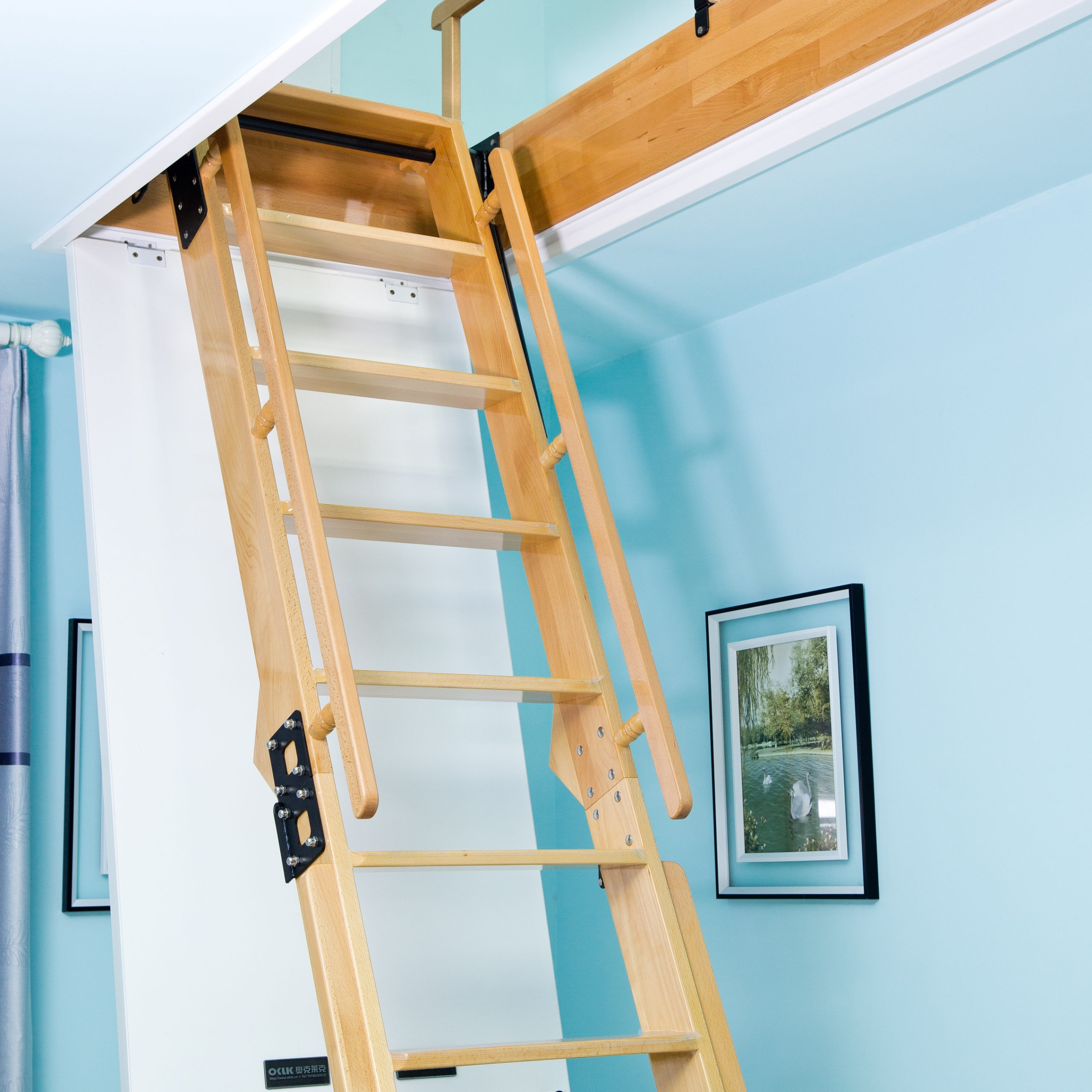 деревянная чердачная лестница на голубом фоне